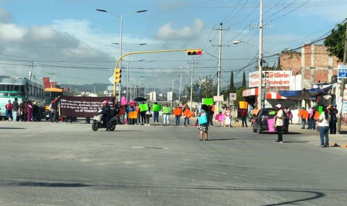 Vecinos bloquean bulevar Carmelitas para pedir seguridad y obras