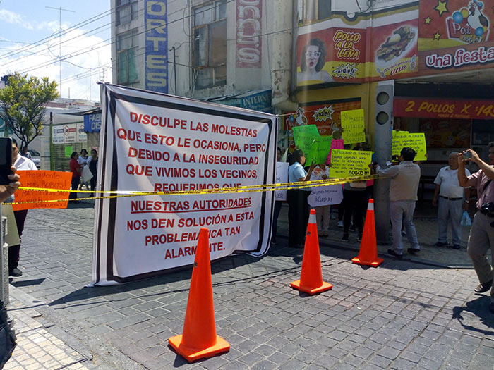 Protestan vecinos por inseguridad y cierran calle en Tehuacán