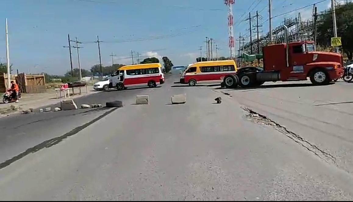 Protestan vecinos por mal servicio de colectivas en Tehuacán