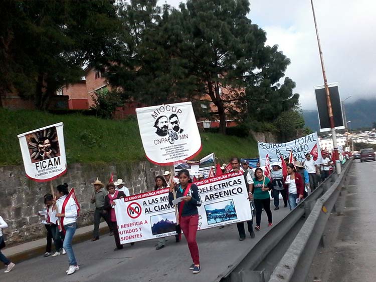 Marchan en Teziutlán contra minería y Ayotzinapa