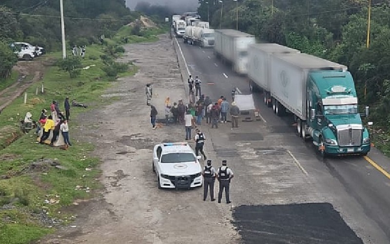 Obras, volcadura y protesta, un caos la autopista Puebla-Orizaba