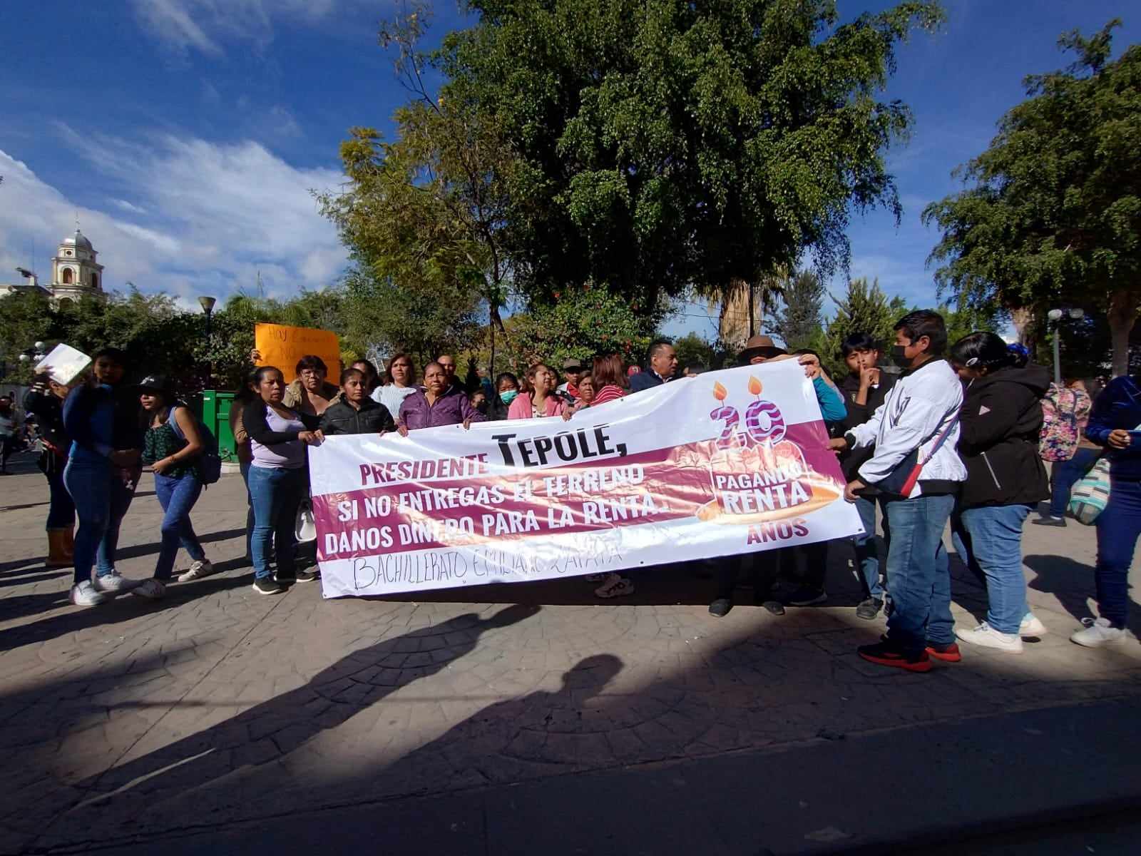 Padres de familia de prepa Zapata en Tehuacán exigen entrega de predio 