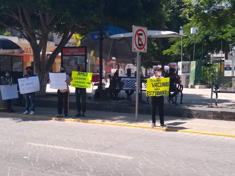 Estudiantes exigen ser vacunados contra el Covid en Tehuacán      