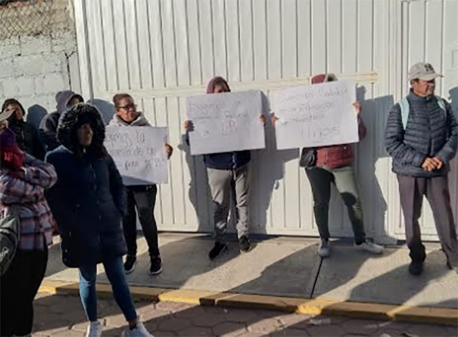 Por faltista exigen en El Verde cambio de maestra de telesecundaria