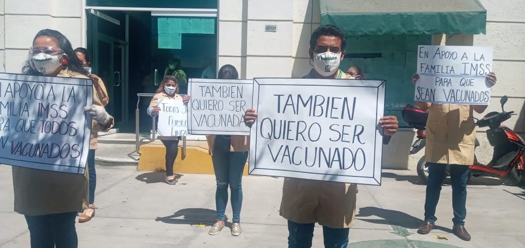 Trabajadores del IMSS Tehuacán exigen que se les aplique vacuna anti covid  