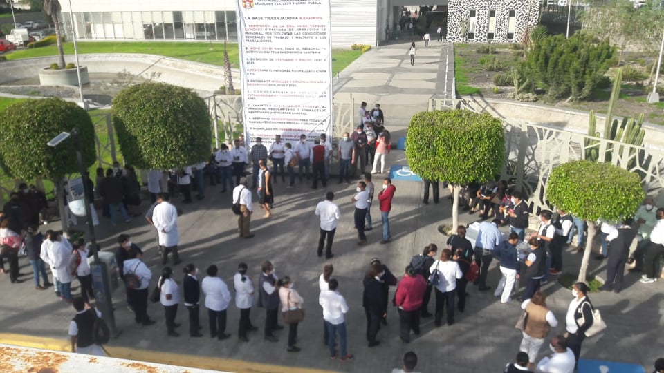 Protestan trabajadores de salud en Tehuacán y Tecamachalco