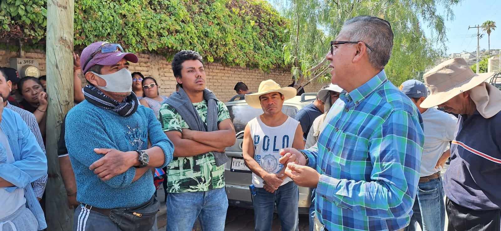Bloquean vialidades en Tehuacán para evitar que pipas extraigan agua