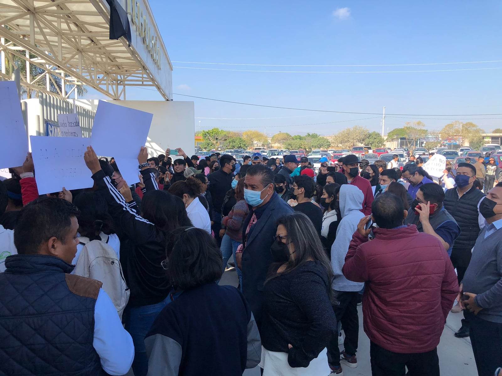 Denuncian despido injustificado de 8 docentes de la UTT