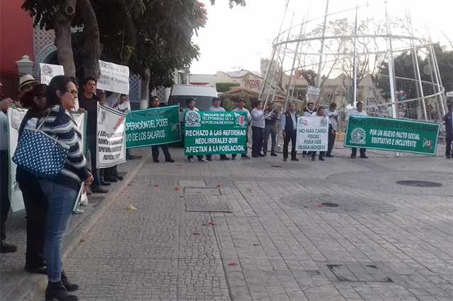 Marchan telefonistas y activistas en Tehuacán contra el gasolinazo