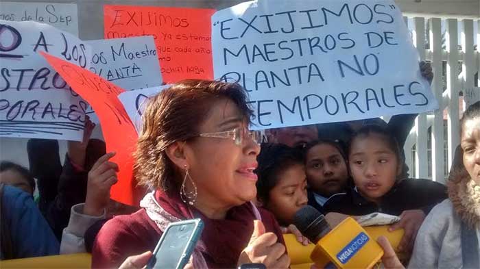 Protestan por maestra con 9 años de licencia en Tehuacán