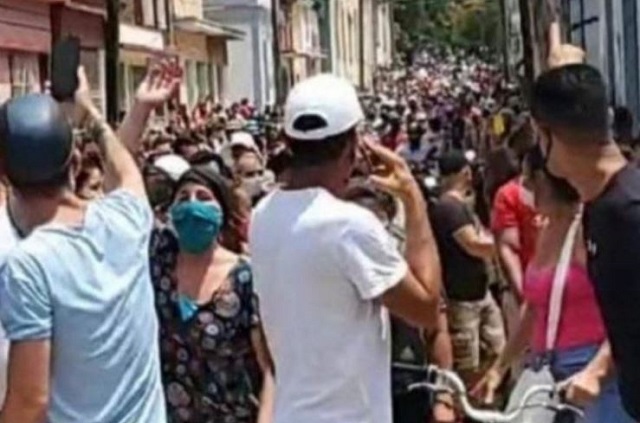 Cuba, dos frentes de ataque a la sociedad