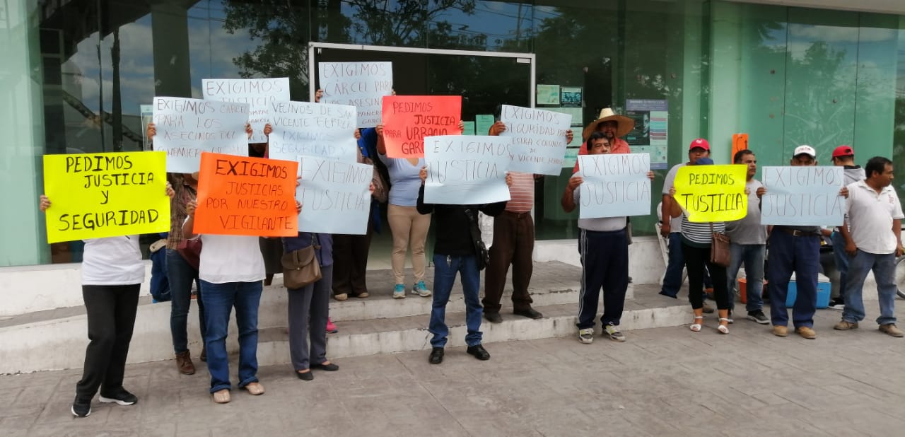 Protestan vecinos de San Vicente Ferrer en Casa de Justicia