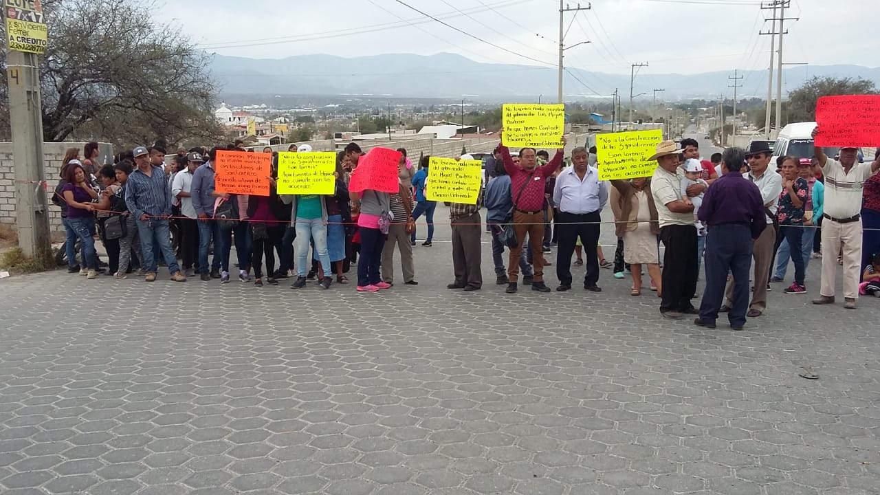 Vecinos de Tehuacán cierra vialidad ante construcción de gasolineras