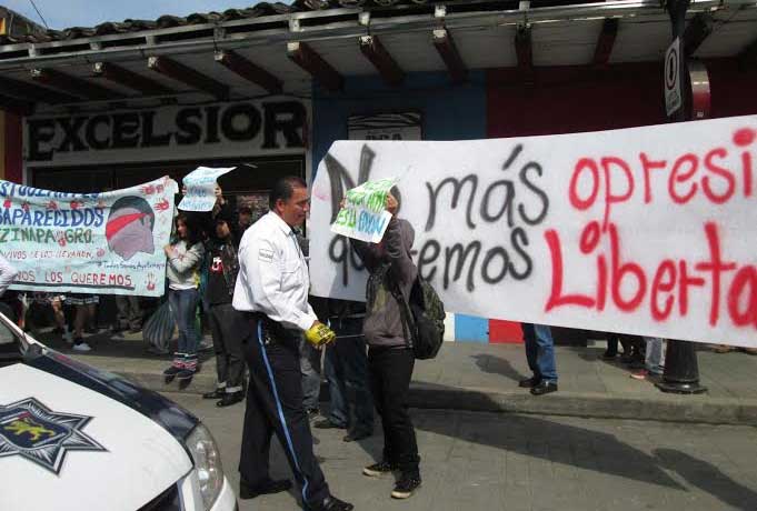 Protestan en municipios por normalistas desaparecidos