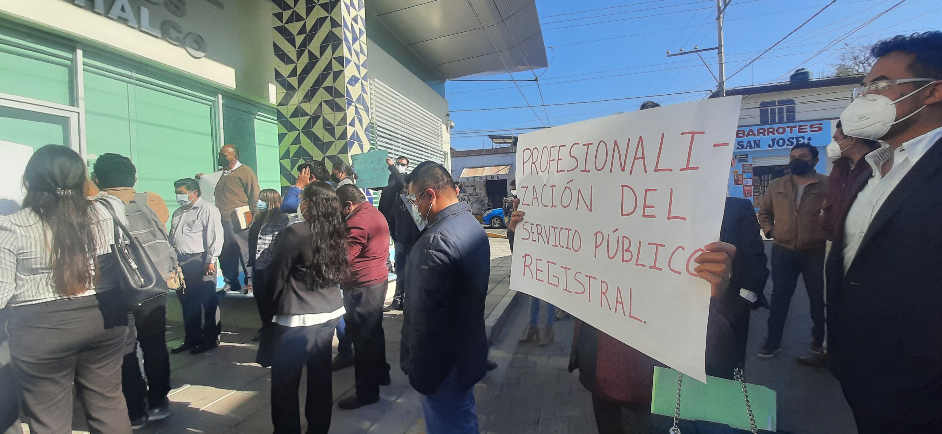Abogados se manifiestan frente al CIS de Tecamachalco
