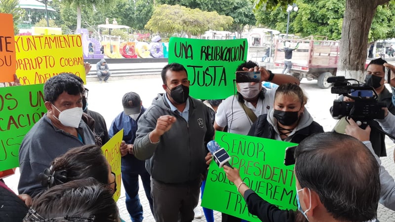 Protestan comerciantes en Tehuacán ante reubicación por fiestas decembrinas