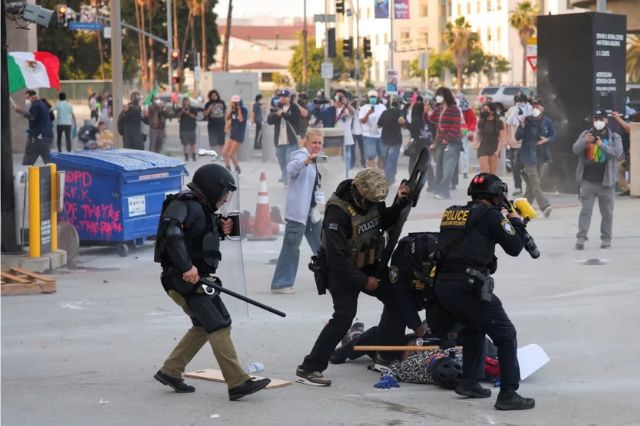 Detienen a 36 en protestas migrantes en LA; exigen alto a las redadas 