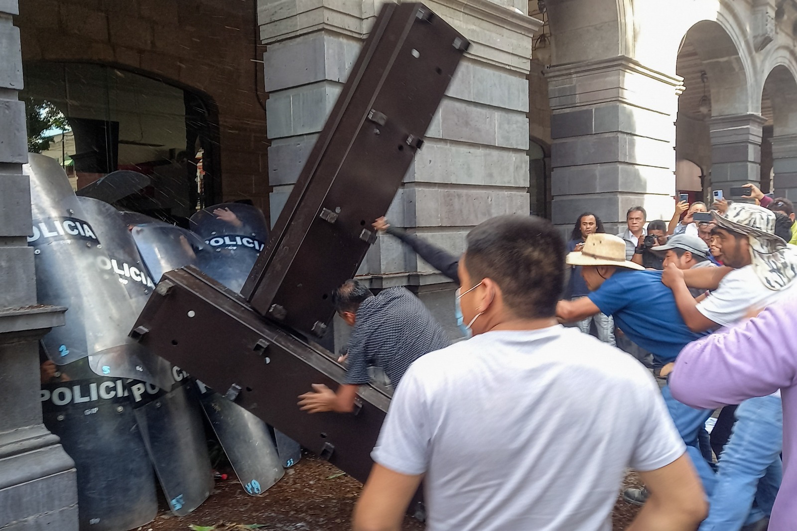 Cárcel de hasta 10 años por dañar monumentos históricos en protestas