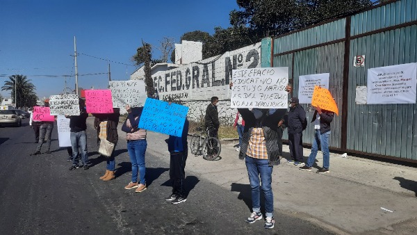 Protestan por demolición de escuela para construir mercado en Tecamachalco