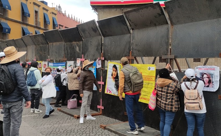 Protestan en Palacio Nacional por desapariciones en Puebla