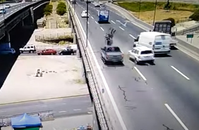 VIDEO Motociclista choca y sale proyectado desde segundo piso