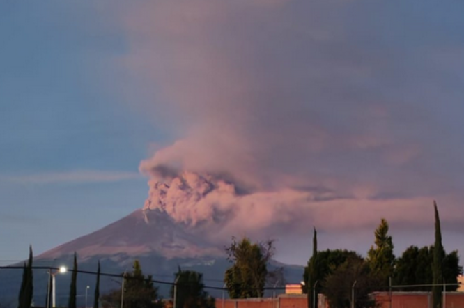 Poblanos amanecen con gran fumarola del volcán Popocatépetl