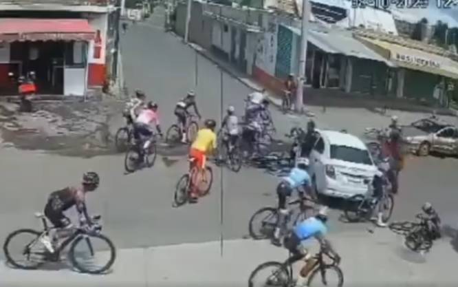 VIDEO Así chocaron ciclistas con auto en carrera en honor a San Miguel en Huejotzingo
