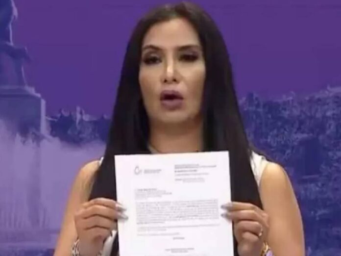 VIDEO Candidata de MC declina en favor de Morena en pleno debate