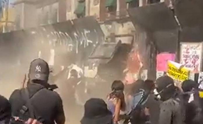 VIDEO: Fueron dobladas por manifestantes vallas que protegen Palacio Nacional
