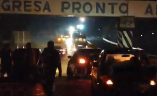 Taxistas bloquean autopista a Atlixco; denuncian ola de robos
