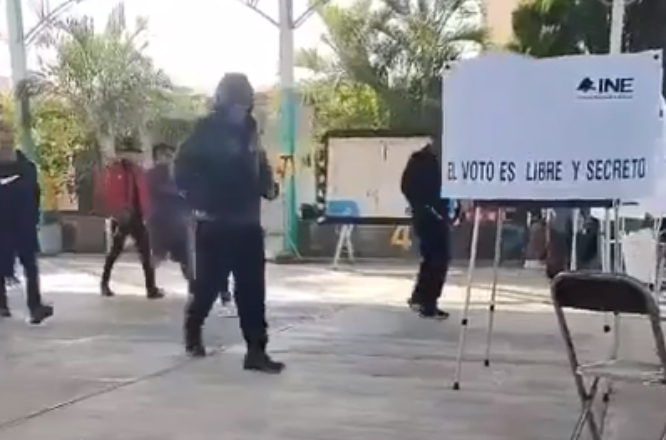 VIDEO Hombres armados roban urnas y boletas en casilla de Tlapanalá