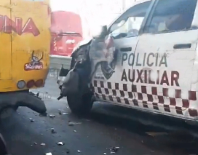 Patrulla choca contra camioneta de Sabritas en la México-Puebla