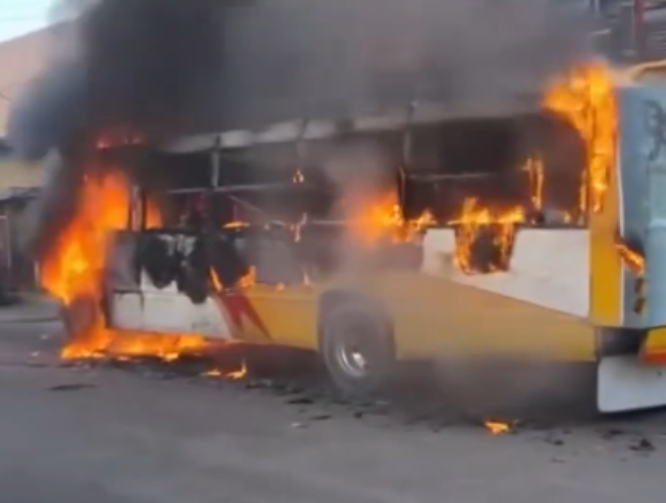 VIDEO Hombres armados incendian ruta del trasporte público en Acapulco