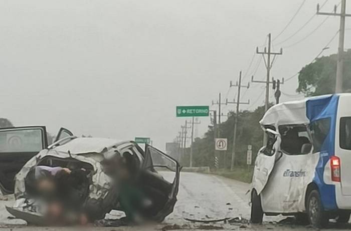 Auto choca contra combi en carretera de Quintana Roo; hay 6 muertos