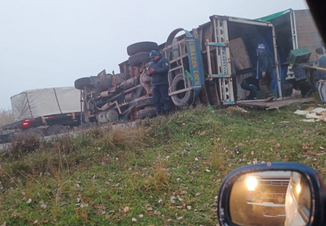 Se voltea camión de carga antes de llegar a San Salvador El Seco