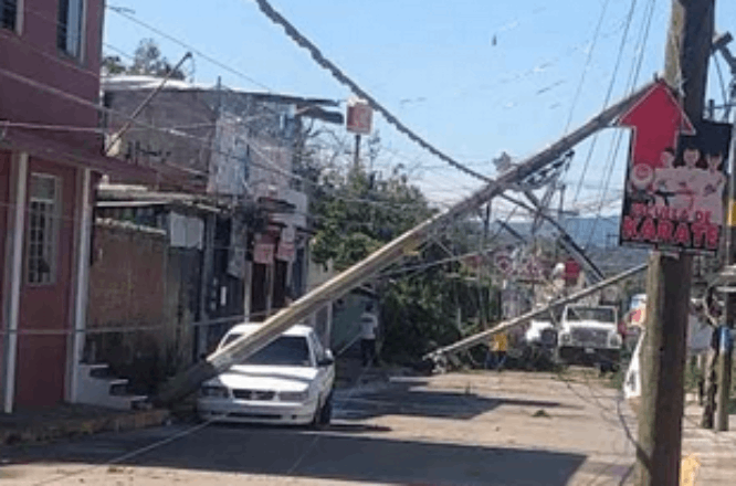 Lluvias tiran postes de luz y dejan sin energía a vecinos de Izúcar