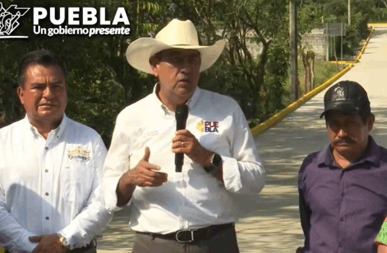 Céspedes inaugura camino Ocomantla-Ahuaxintitla en Xicotepec