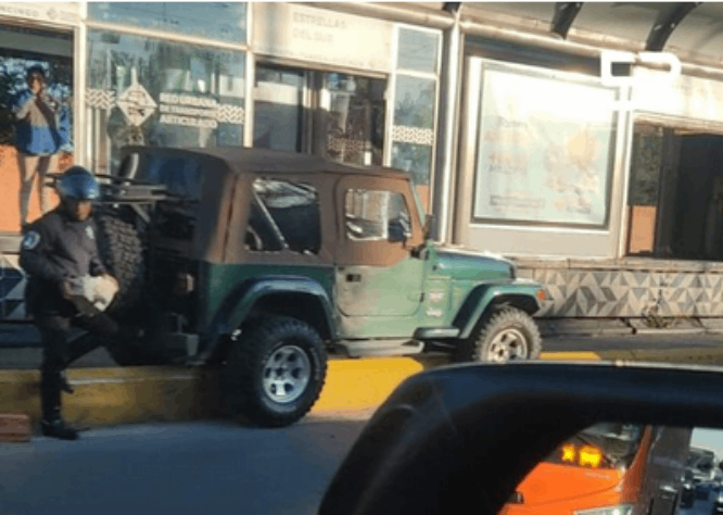 Se sube con todo y su Jeep a guarnición del carril de Ruta en Bulevar Atlixco