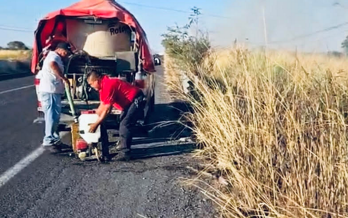 Incendios en pastizales en federal Atlixco-Izúcar moviliza a cuerpos de seguridad 