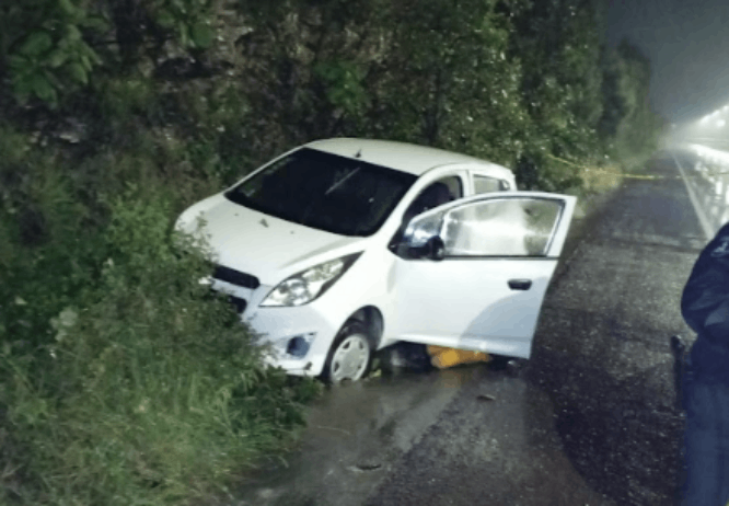 Afuera de su vehículo fue hallado un hombre sin vida sobre Periférico