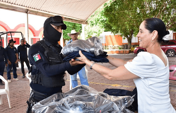 Entrega gobierno antorchista equipo a policías en Tecomatlán