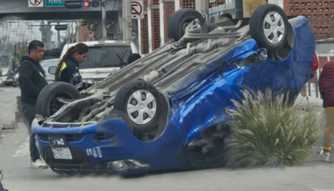 Se vuelca auto en salida de Infonavit Agua Santa