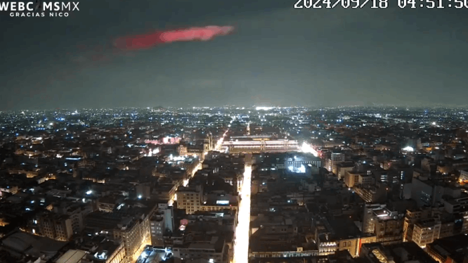 VIDEO Cámaras de monitoreo vuelven a captar extraña luz roja sobre la CDMX