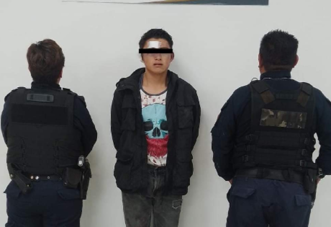 Policía de Tlalancaleca asegura a masculino por robo a comercio