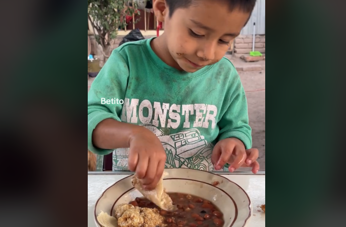 VIDEO Betito, de Ahuazotepec, se vuelve famoso en TikTok por su manera de comer