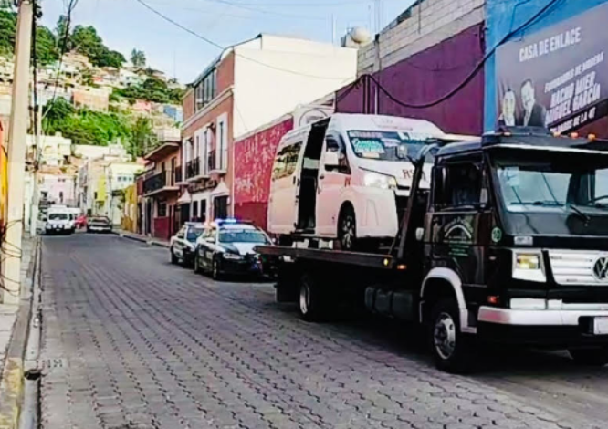 Transporte público de Atlixco arrastra a moto y choca contra auto particular