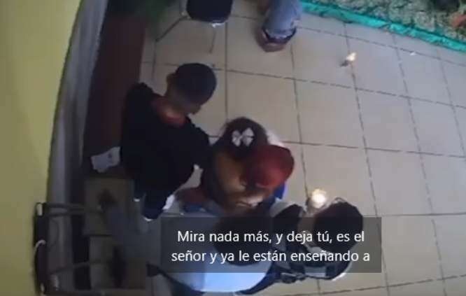 VIDEO Captan a familia robando limosa durante misa en semana santa