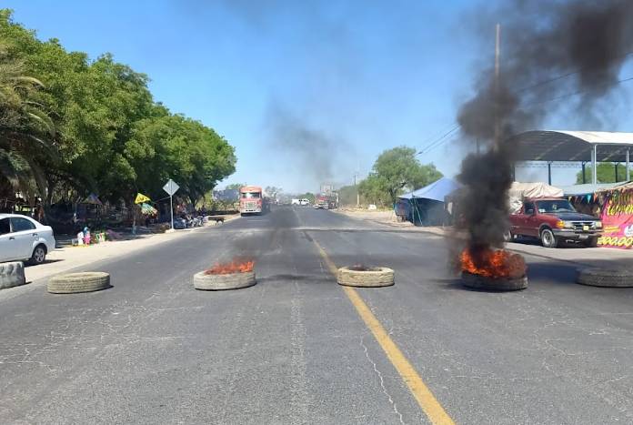 Pobladores de Ajalpan bloquean la carretera estatal Tehuacán-Teotitlán