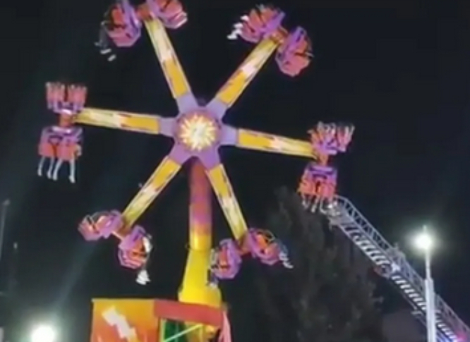 VIDEO Se descompone juego mecánico y 22 personas quedan atrapadas en el Edomex