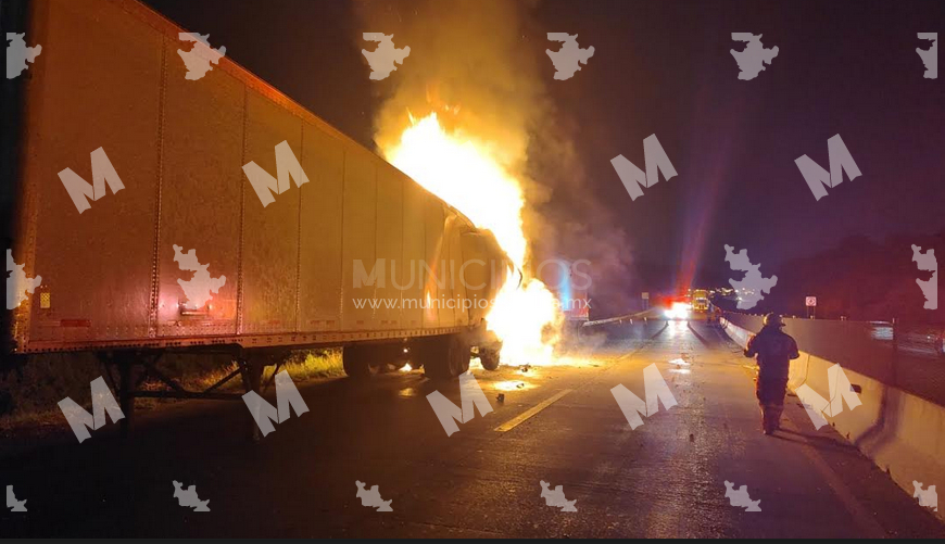 Se calcina trailero tras chocar con otra unidad en el Arco Norte